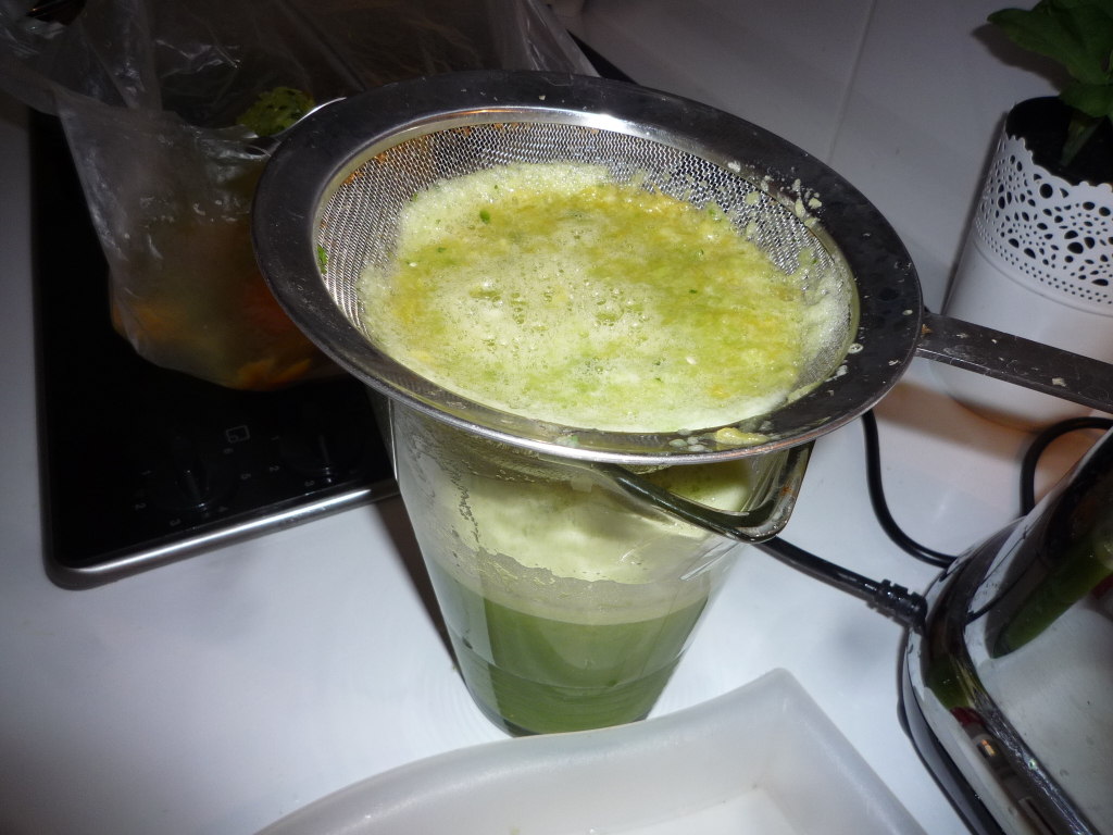 Pensez à passer le jus au tamis pour qu'il se rapproche le plus possible d'un jus et qu'il s'éloigne du smoothie