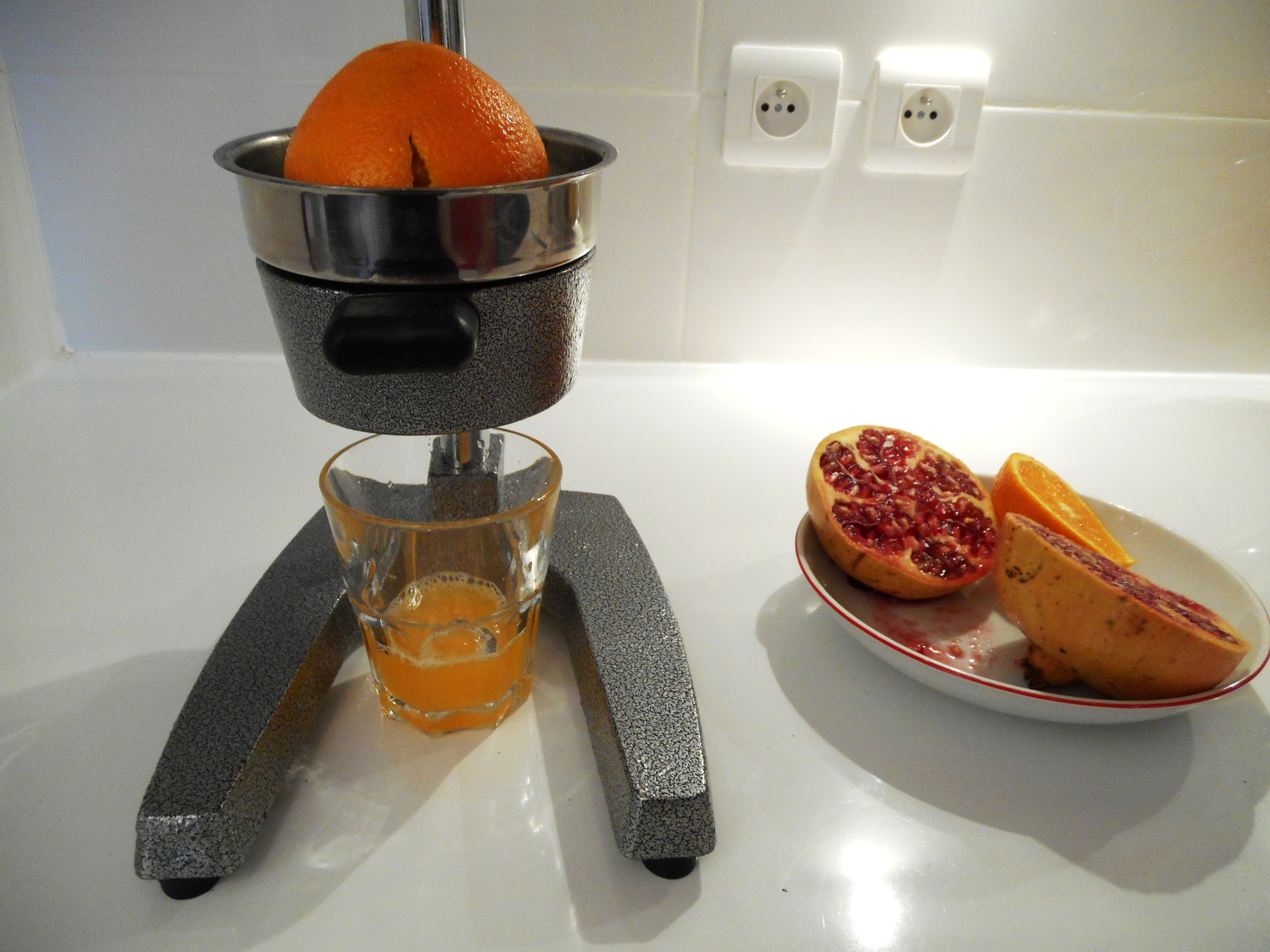 Un presse agrume manuel à levier pour conserver les enzymes de vos jus