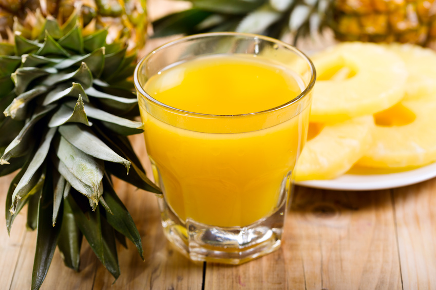 Quelle est votre boisson préférée ? - Page 2 Jus-dananas-%C2%A9-Nitr-Fotolia.com_