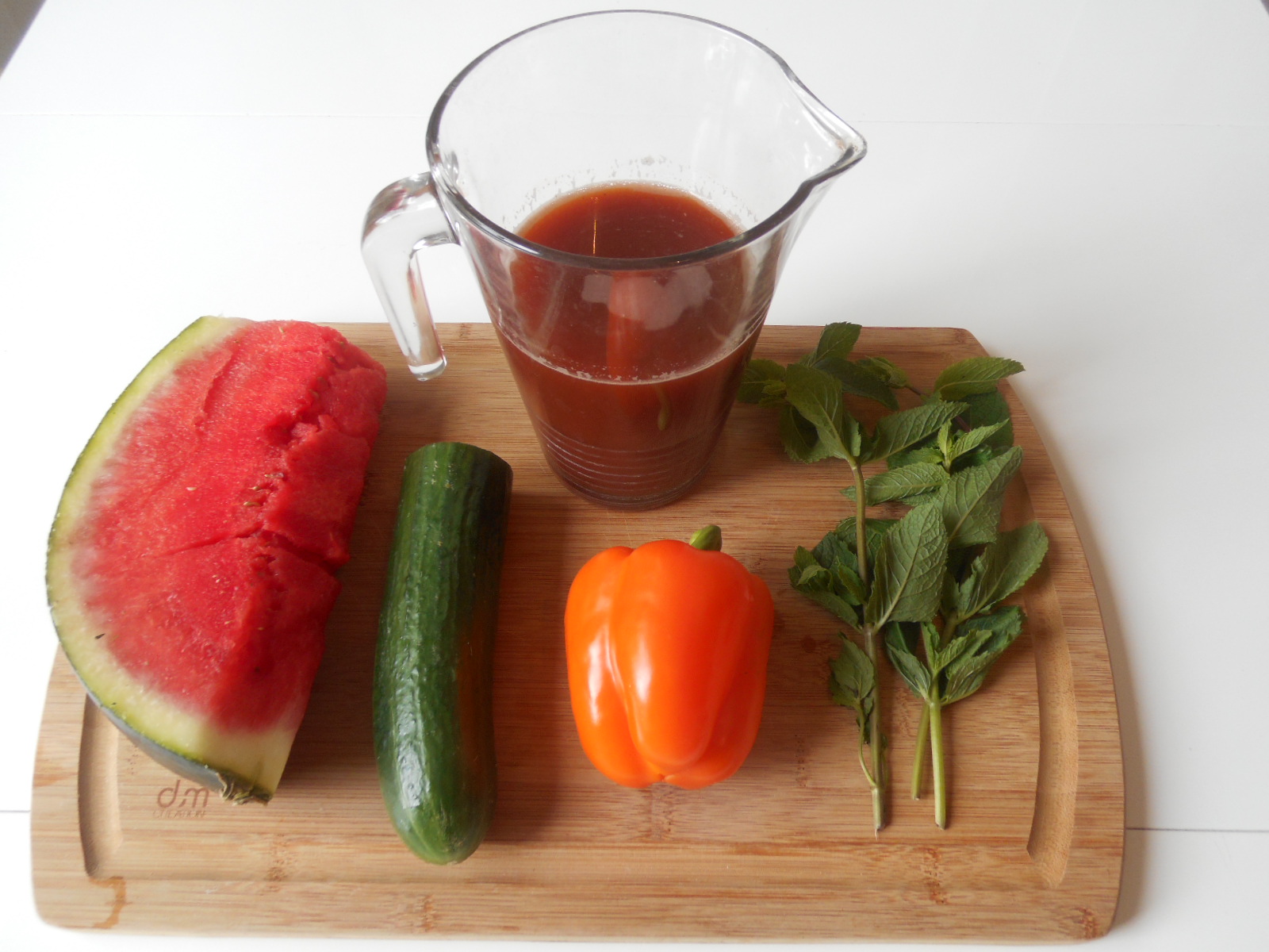 Un jus de pastèque poivron concombre menthe à boire frais Un jus de pastèque poivron concombre menthe à boire frais