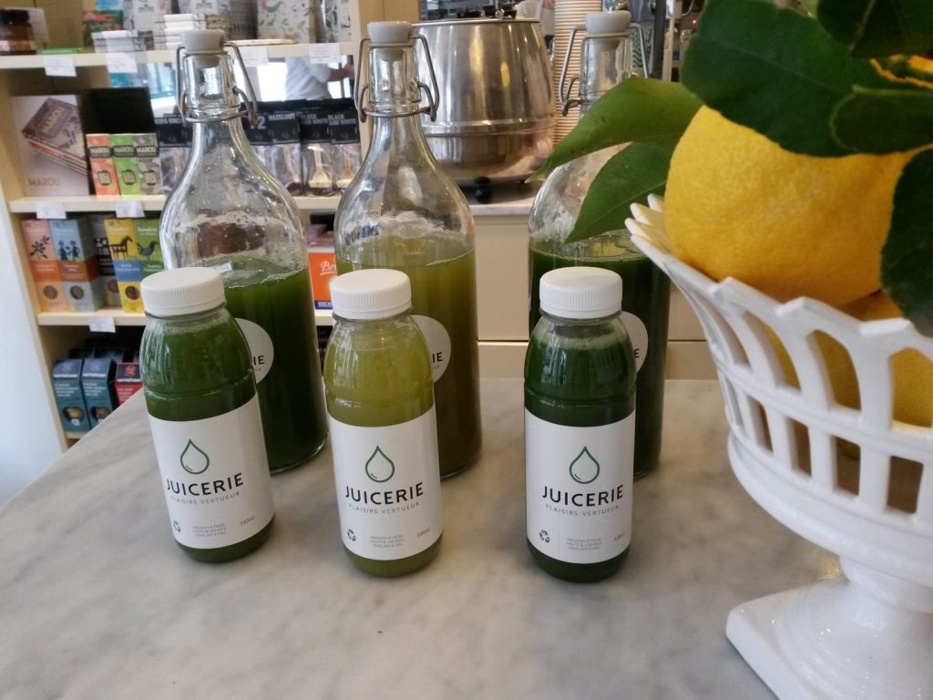 Un bar à jus de légumes et de fruit à Paris avec des produits bio