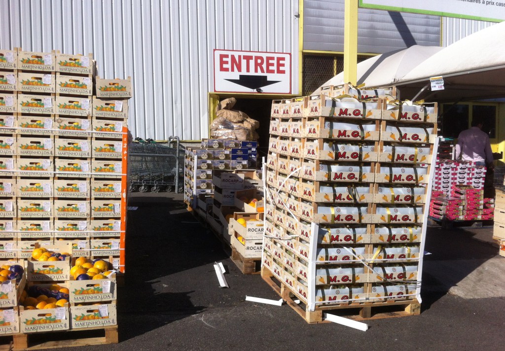 Je fais mes courses de fruits et légumes dans un magasin où les prix sont compétitifs
